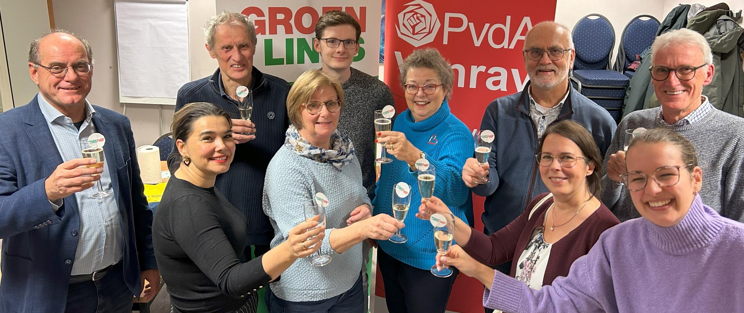 Fractievoorzitters en besturen van PvdA Venray en GroenLinks Venrays proosten op de nieuwe samenwerking