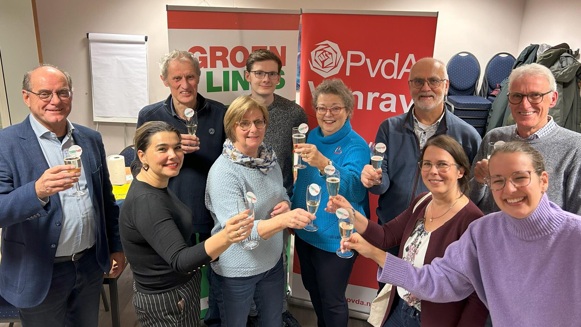 Fractievoorzitters en besturen van PvdA Venray en GroenLinks Venrays proosten op de nieuwe samenwerking