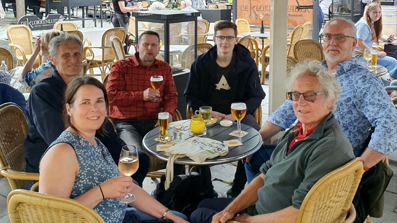 Afsluitende borrel op terras De Klikkenluider